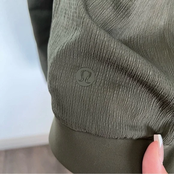LULULEMON NON STOP BOMBER SIZE 6 DARK OLIVE REVERSIBLE JACKET - Picture 6 of 6